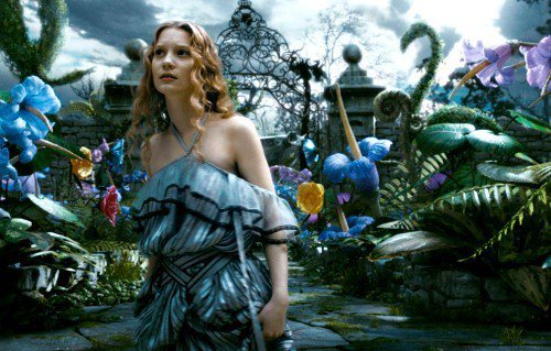 蜜雅娃絲柯思卡在《魔境夢遊》中扮演女主角愛麗絲。圖／迪士尼提供