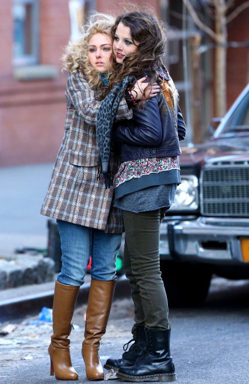 安娜蘇菲亞羅勃在片廠和扮演凱莉妹妹的Stefania Owen擁抱取暖。圖／達志影像