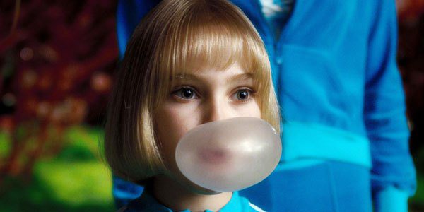 安娜蘇菲亞羅勃在凱莉之前最讓人熟知的角色大概就是與強尼戴普合作的《巧克力冒險工廠》小女孩維奧萊特。圖／達志影像