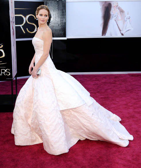 珍妮佛勞倫斯穿著一件有著超誇張裙擺的Dior魚尾禮服，以「公主之姿」現身，引起場邊粉絲尖叫連連。圖／達志影像