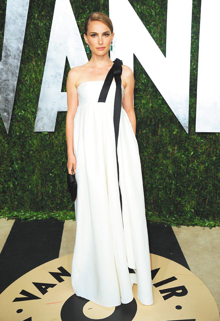 娜塔莉波曼穿Dior白色禮服、戴Anna Hu的珠寶。圖／美聯社