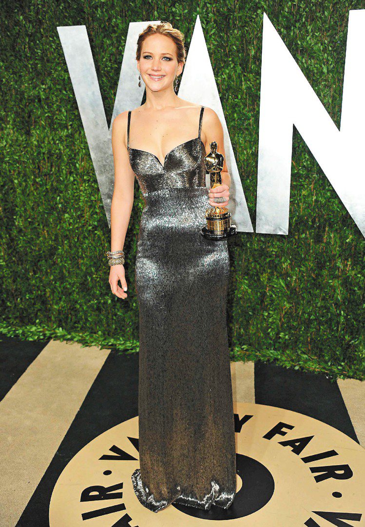 珍妮佛勞倫斯穿Calvin Klein 高級訂製銀色禮服。圖／美聯社