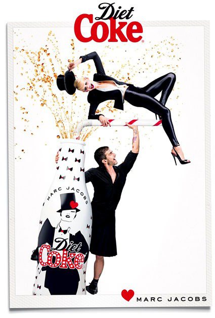 Marc Jacobs與名模Ginta Lapina和可樂罐、吸管、開瓶器一起演繹可愛頑皮的健怡可樂春夏廣告。圖／擷取自Diet Coke官方臉書