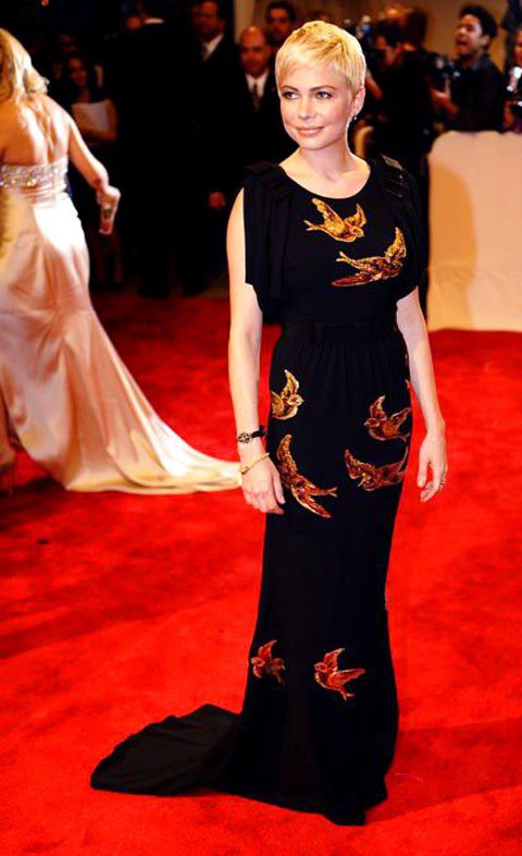 蜜雪兒威廉斯的紅毯品味廣受許多時尚編輯喜愛，圖為她穿著MIU MIU黑色絲質晚禮服。圖／法新社
