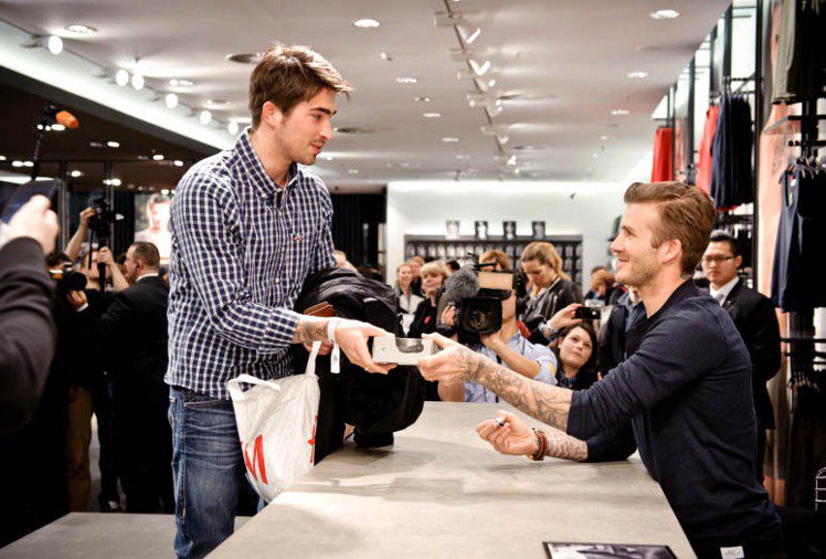 貝克漢近日現身柏林為他代言的H&M內衣系列站台，貼心幫粉絲簽名。圖／達志...