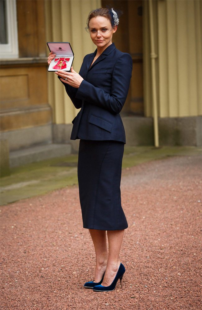 Stella McCartney從英國女王手上接下OBE大英帝國勳章，再次讓她本人及她的品牌成為媒體焦點。圖／擷取自glamour官網
