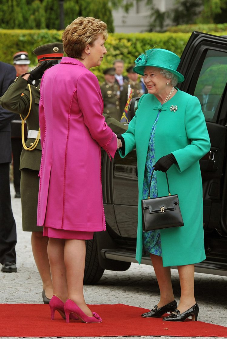 Stella McCartney稱讚英國女王（右）擁有極好的時尚品味。圖／美聯社