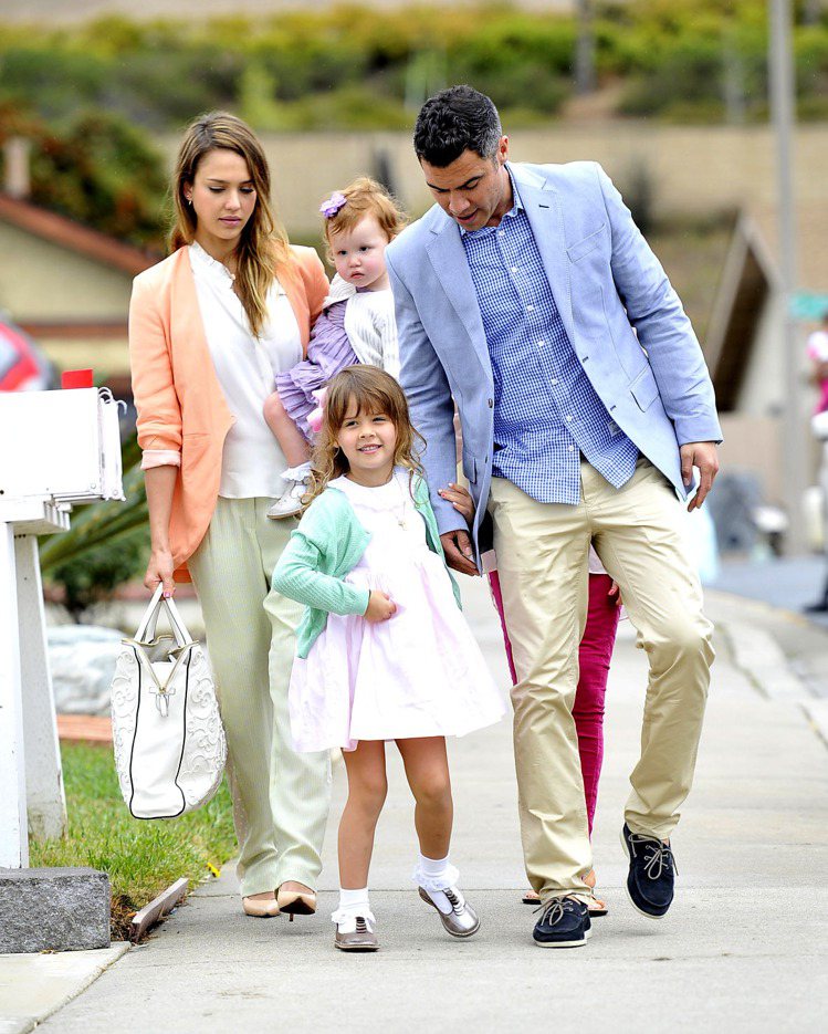 潔西卡艾芭跟老公在復活節帶兩個女兒參加家族聚會，一家人穿著同樣粉嫩色系的裝扮，看起來溫馨又可愛。圖／達志影像