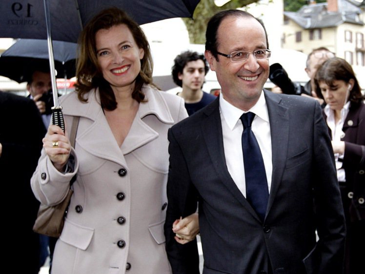 法國總統歐蘭德從上任以來，瓦萊麗崔威勒的服飾品味話題就更勝歐蘭德政績。圖／美聯社