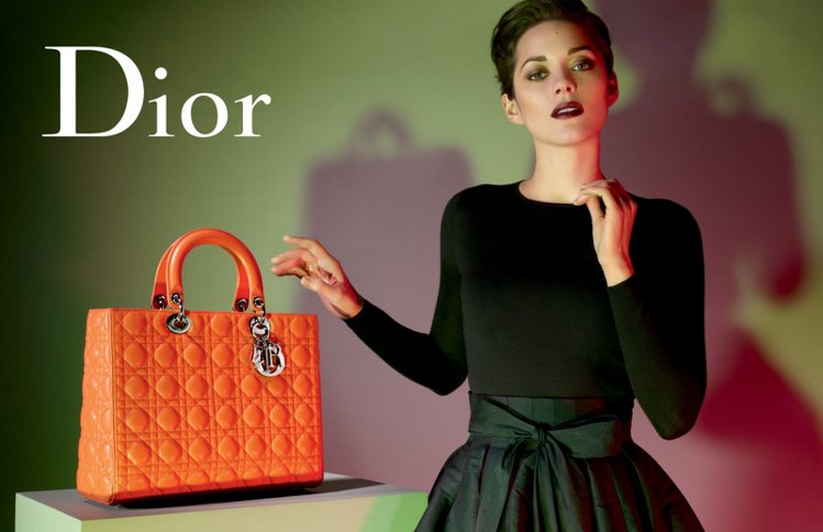 瑪莉詠柯蒂亞穿Dior新任總監Raf Simons打造的早秋新裝，為Lady Dior拍攝新廣告。圖／Dior提供
