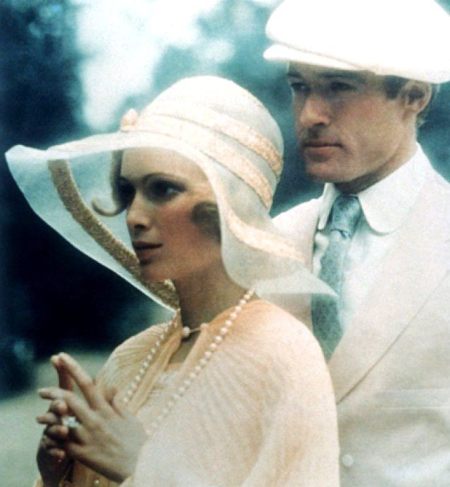 1974版的《大亨小傳》，由勞勃瑞福（右）和米亞法羅飾演男女主角。圖／擷取自IMDB
