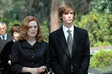 Eddie Redmayne在電影「浮華陷阱」中飾演茱莉安摩爾（左）的兒子。圖／山水電影提供