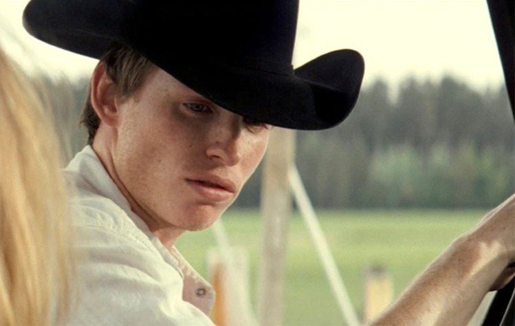 Eddie Redmayne在2011年電影《HICK》裡以牛仔流浪漢裝出現時，...