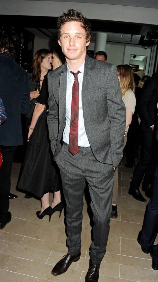 Eddie Redmayne也經常嘗試不同款式和顏色的領帶。圖／BURBERRY提供
