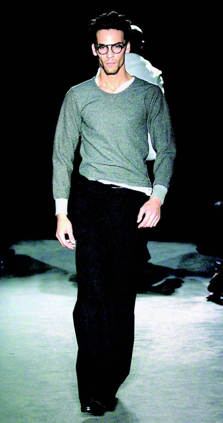 Tom Ford在 2002／ 2003巴黎秋冬男裝展上，為YSL推出灰色套衫與同色寬褲。圖／美聯社