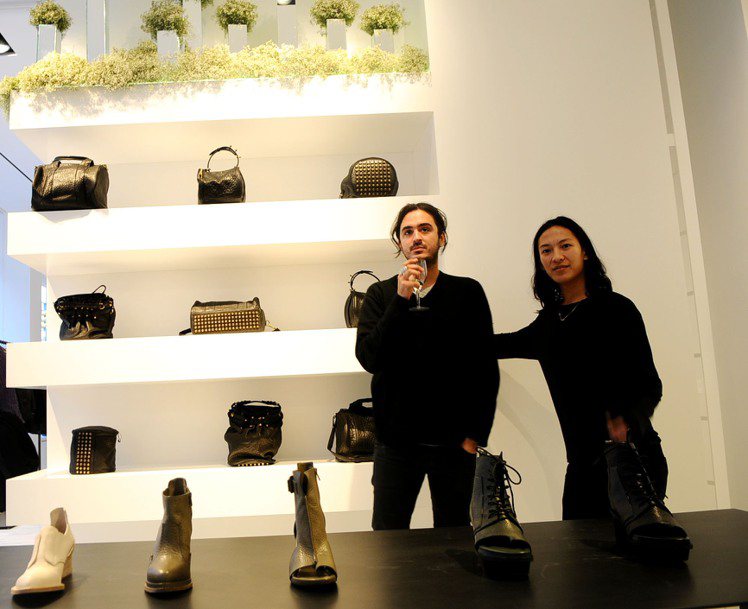 王大仁Alexander Wang店裡黑白極簡的設計風格，就像他本人（右一）服飾一貫作風。記者簡一夫／攝影