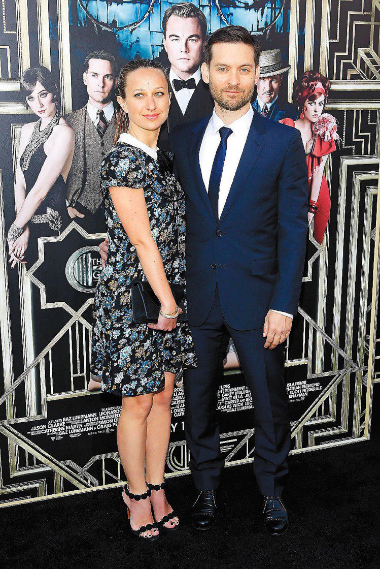 陶比麥奎爾(右)與妻子珍妮佛梅爾出席「大亨小傳」首映。圖／法新社