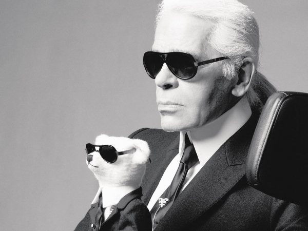 卡爾拉格斐（Karl Lagerfeld）的立領、黑白風格造型、墨鏡也是他的正字標記。圖／she.com Taiwan提供