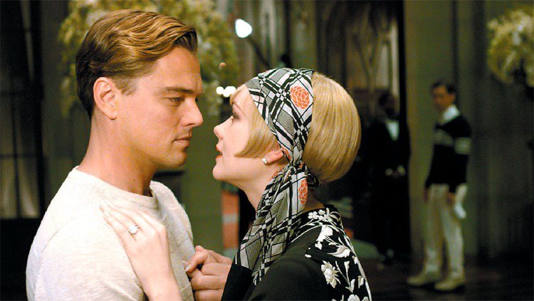 李奧納多接演經典文學著作《大亨小傳》中的主角Gatsby，這也是他與大導巴茲魯曼繼《羅密歐與茱麗葉》後的第二次合作。圖／華納兄弟提供