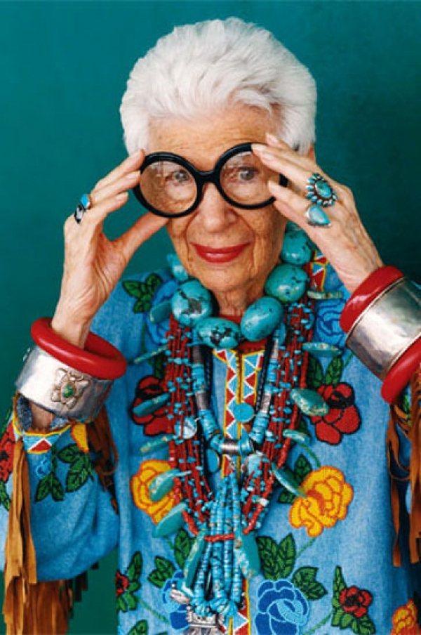 九十一歲高齡的 Iris Apfel是全世界最時尚的阿嬤。2005年，她在大都會時裝博物館所舉辦的一場的個人服飾收藏展，震撼整個紐約時尚界。圖／she.com Taiwan提供