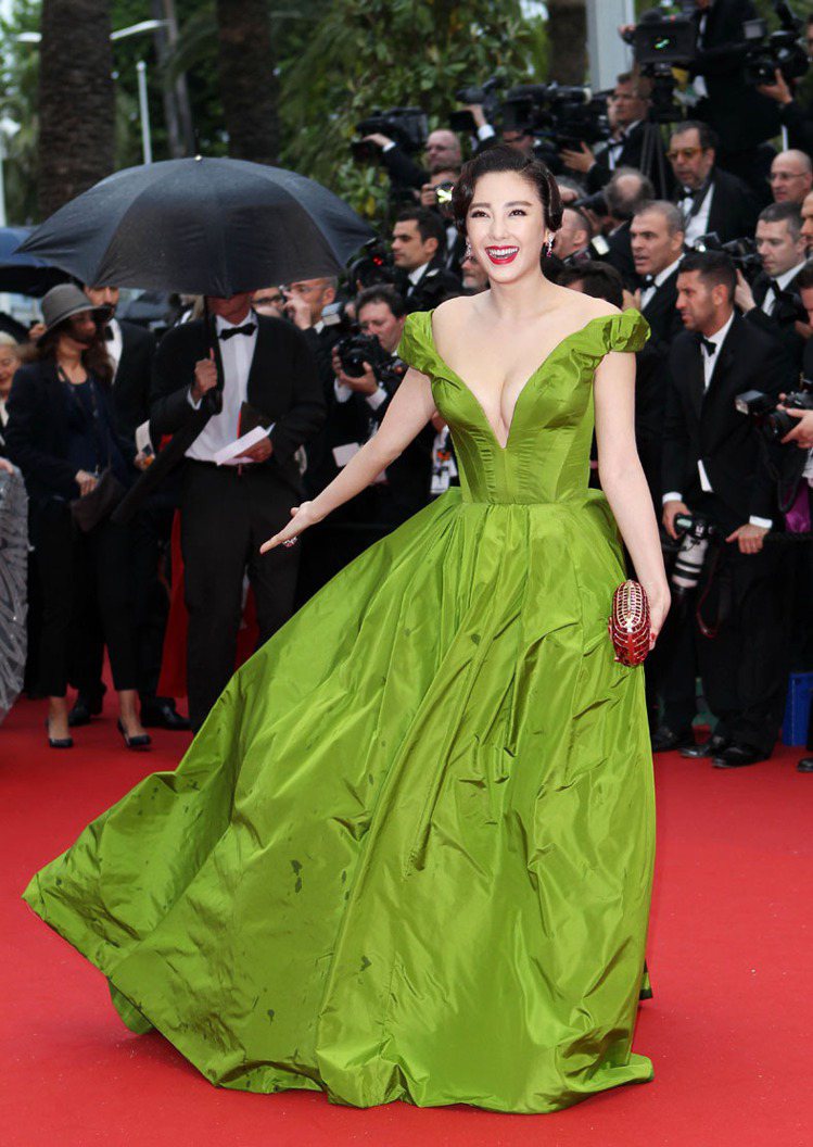 張雨綺在坎城的第一天以一件綠色禮服現身，雖然不少網友認為顏色很詭異，但之後她的表現可是越來越好。圖／新華社
