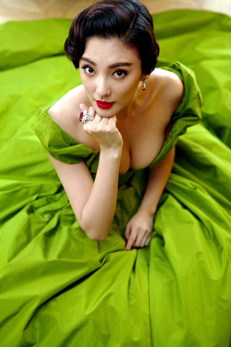 張雨綺以綠色禮服，搭配卡地亞頂級珠寶系列紅寶戒指與耳環。圖／Cartier提供