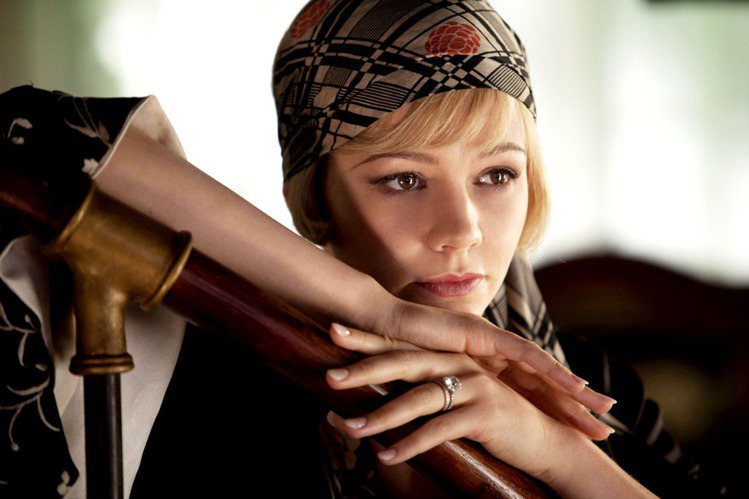英國女星凱莉穆莉根在《大亨小傳》中飾演女主角黛西，可說是繼2009年的電影《名媛...