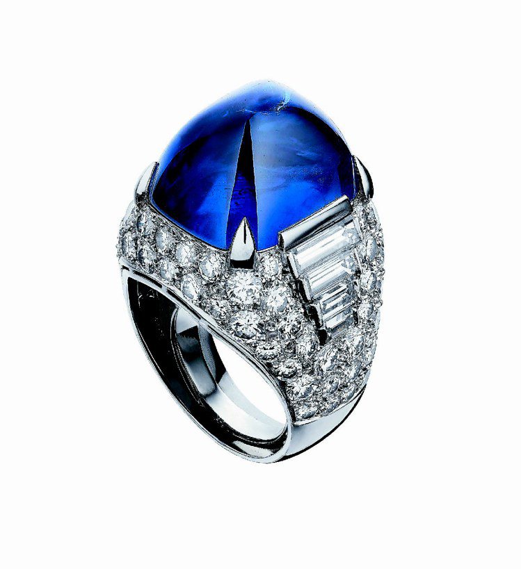伊麗莎白泰勒生前收藏寶格麗藍寶石 Trombino 戒指。圖／BVLGARI提供