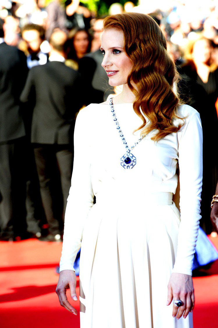 女星潔西卡崔斯坦配戴伊麗莎白泰勒生前的寶格麗珠寶現身坎城紅毯。圖／BVLGARI提供