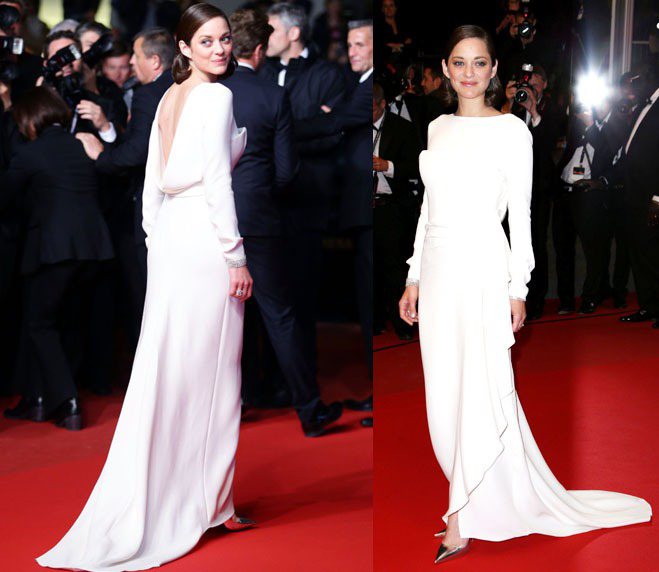 瑪莉詠柯蒂亞Dior 白色長袖禮服，正面看起來很保守單調，但大露背的設計另有玄機...