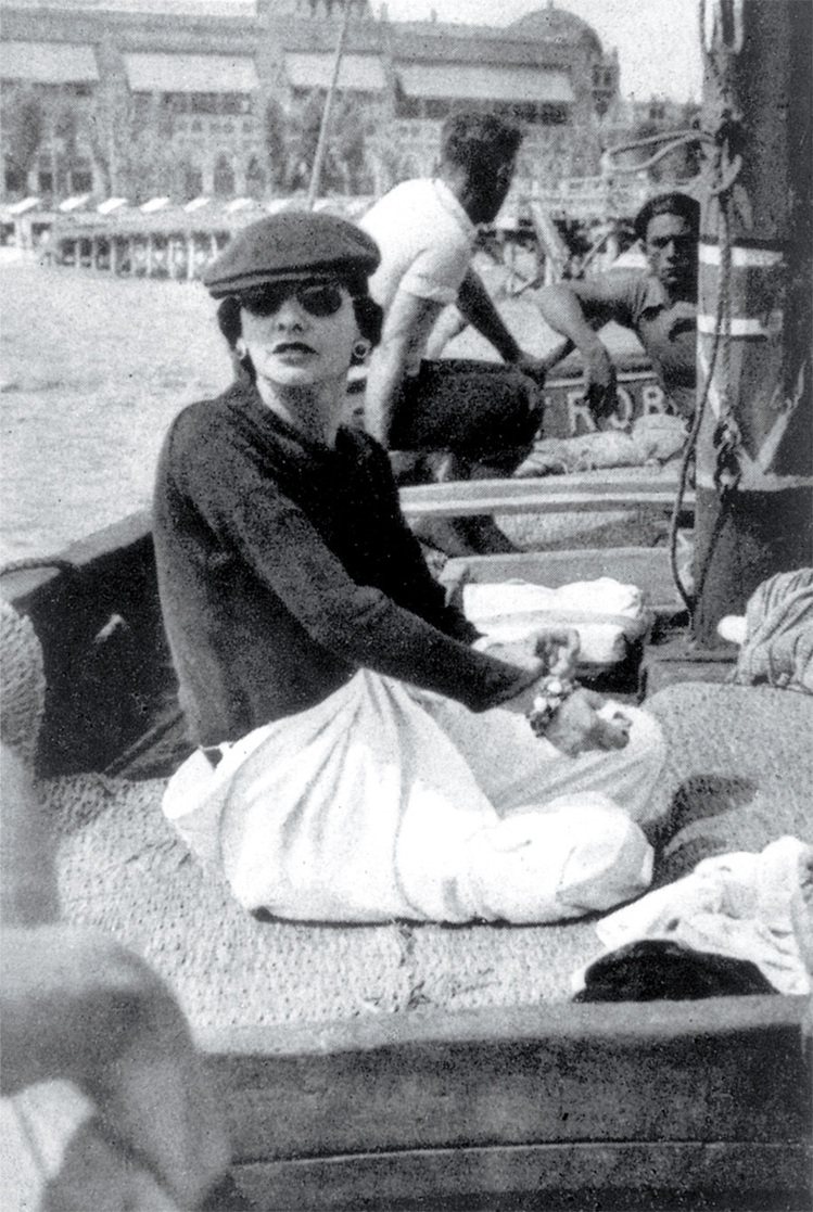香奈兒在威尼斯，魯西‧賽特的遊艇上，葛朗皮耶攝，1936年。圖／馬可孛羅文化提供
