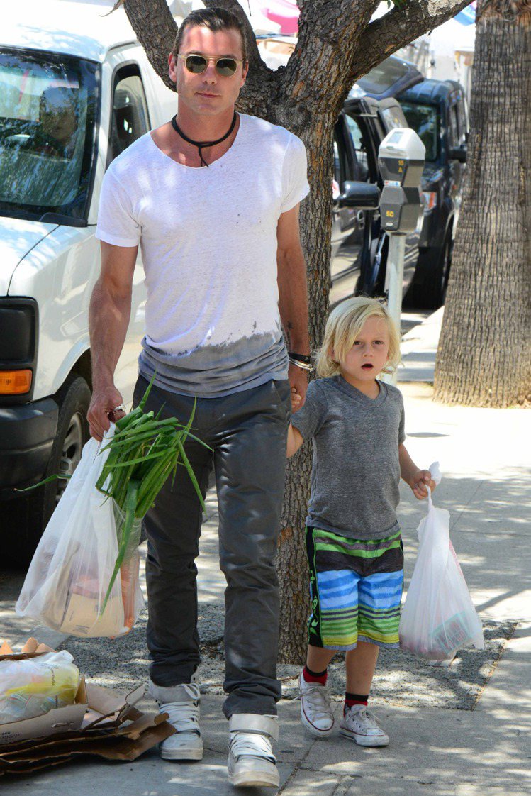 蓋文羅斯戴爾和小兒子上街買菜。圖／達志影像