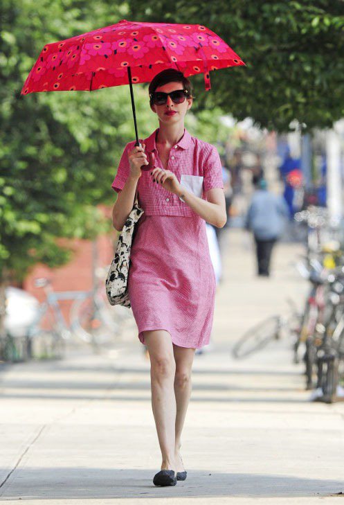 安海瑟薇2012年九月就穿過這件粉紅洋裝。圖／達志影像