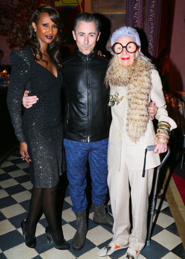 （左起）超模Iman、艾倫康明、時尚阿嬤Iris Apfel參加時尚誌派對。圖／達志影像