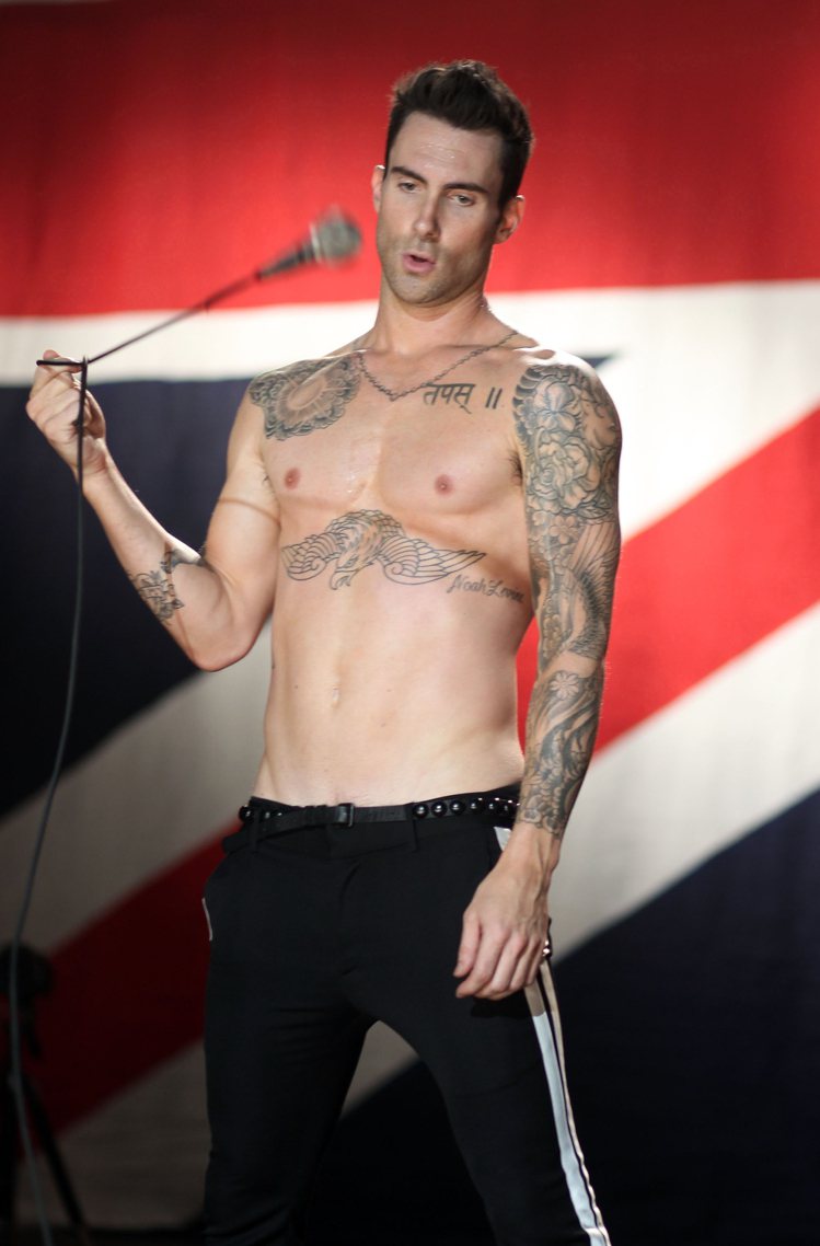 魔力紅Maroon 5主唱Adam Levine的性感嗓音和好身材讓他擁有許多女粉絲。圖／環球提供