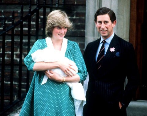 黛安娜王妃與查爾斯王子當年抱著剛出生的威廉王子和大家見面。圖／擷取自huffingtonpost.co.uk
