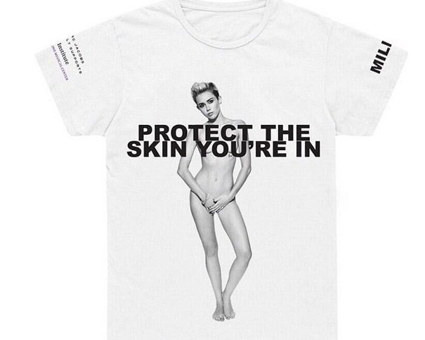 麥莉加入了Marc Jacobs的宣導預防皮膚癌公益活動，全裸登上小馬哥設計的義賣T恤「Protect the skin you're in」。圖／擷取自indianexpress.com