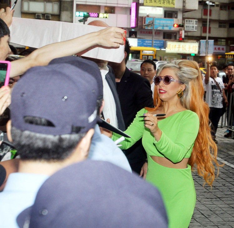 Lady Gaga來台時在飯店樓下為粉絲簽名。圖／聯合報資料照