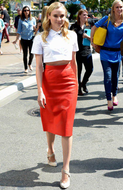 黛安克魯格身穿一件短版露腰白襯衫，搭配紅色皮革高腰長窄裙，相當摩登時髦。圖／達志影像