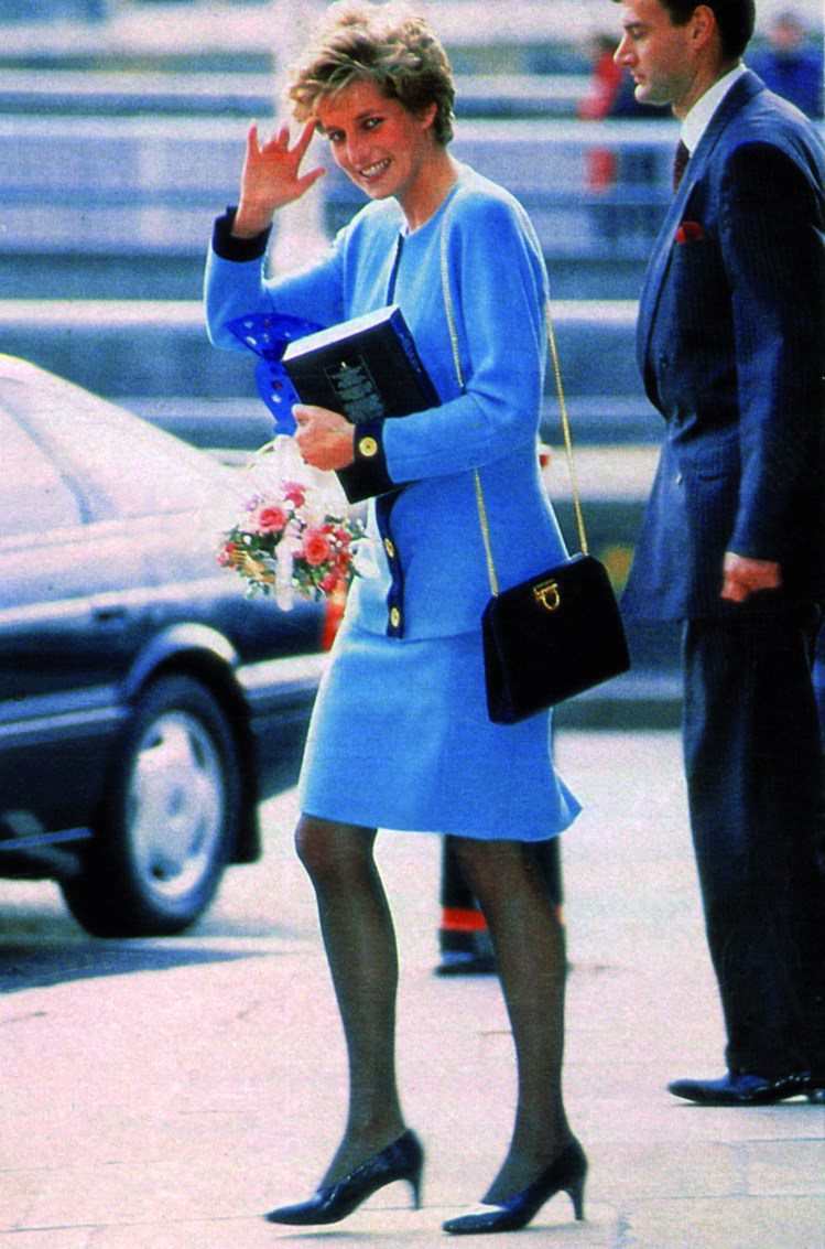 黛安娜王妃是八、九○年代的時尚指標人物之一，在傳記式電影《黛妃 Diana》中也將重現這些經典的時代裝扮。圖／Ferragamo提供