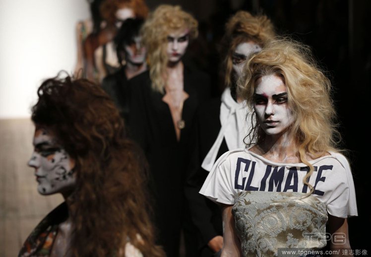 Vivienne Westwood Red Label 在2014春夏系列透露著對全球氣候變遷和環境保護的態度。圖／達志影像