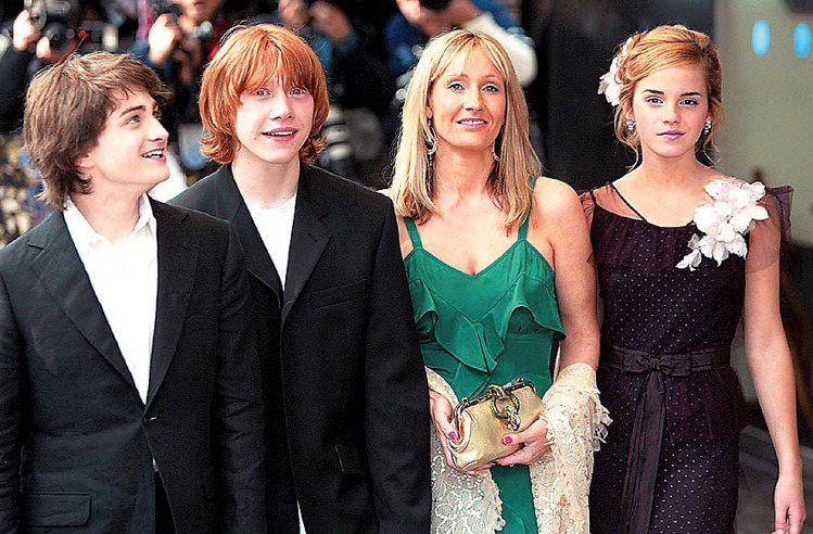 2004，《哈利波特: 阿茲卡班的逃犯》在倫敦舉行首映，作者羅琳 (右二)和戲中三位主要演員都盛裝出席。圖／美聯社