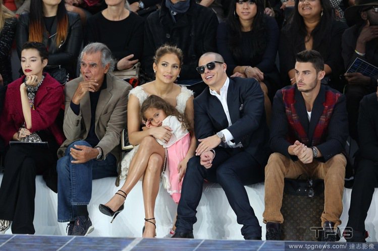 珍妮佛羅培茲（Jennifer Lopez）帶著愛女Emme ，和小男友Casper Smart (右二)一同看秀。圖／達志影像