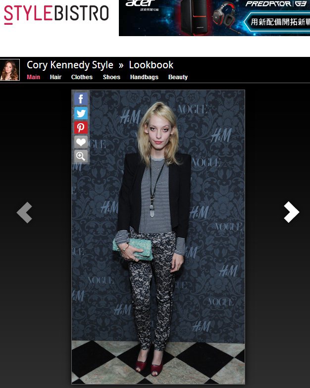 佈滿圖騰的印花褲也是 Cory Kennedy 愛用單品之一，只要隨性套上經典條紋衣或寬版縮口上衣，立刻就帶來酷酷的俏皮感。圖／擷取自stylebistro.com