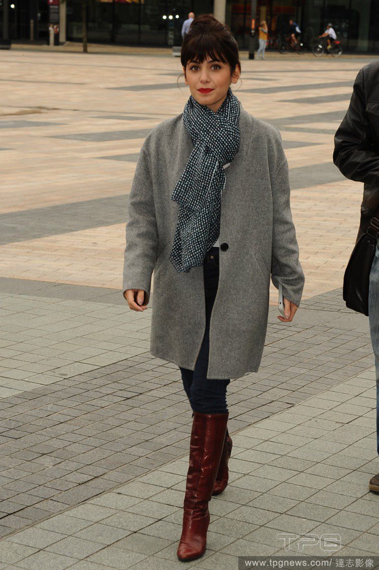 英國歌手 Katie Melua 私底下常以可愛裝扮現身，寬鬆的灰大衣，搭配深色圍巾與亮面復古靴，看起來就是青春的英倫女孩。圖／達志影像
