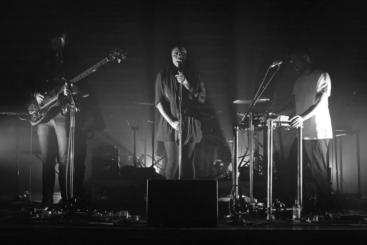 Laura Mvula與White Lies在 BURBERRY 倫敦 Brit Rhythm 演唱會表演。圖／BURBERRY提供