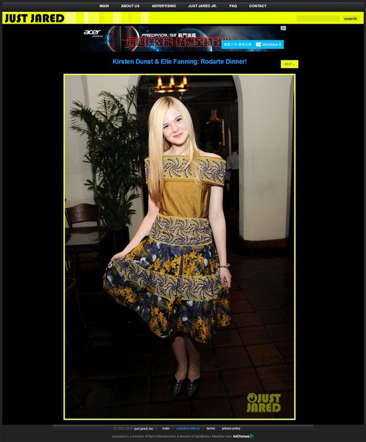 喜歡玩時尚大冒險的艾兒芬妮，偏愛民族風的Rodarte裙裝，展現她青春活潑的亮麗氣息。圖／擷取自justjared.com