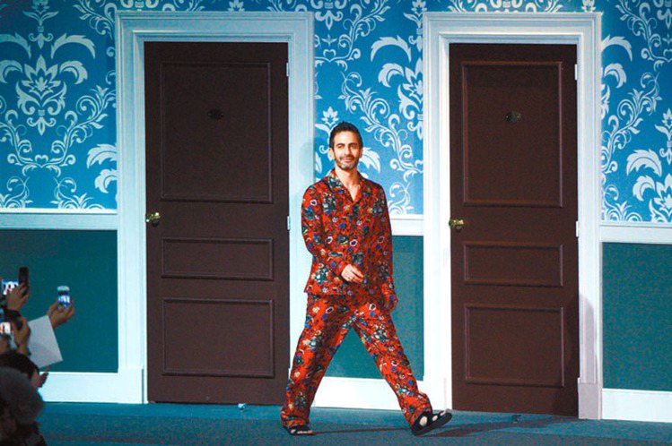 Marc Jacobs愛搞怪，謝幕服裝常呼應他的當季主題。圖／法新社