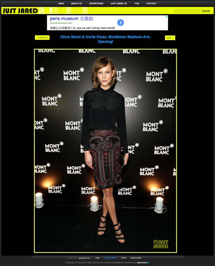 Karlie Kloss以黑色襯衫搭配民族風窄裙，再踏上羅馬風高跟鞋，拎小巧手拿包完成低調華麗Look。圖／擷取自justjared.com