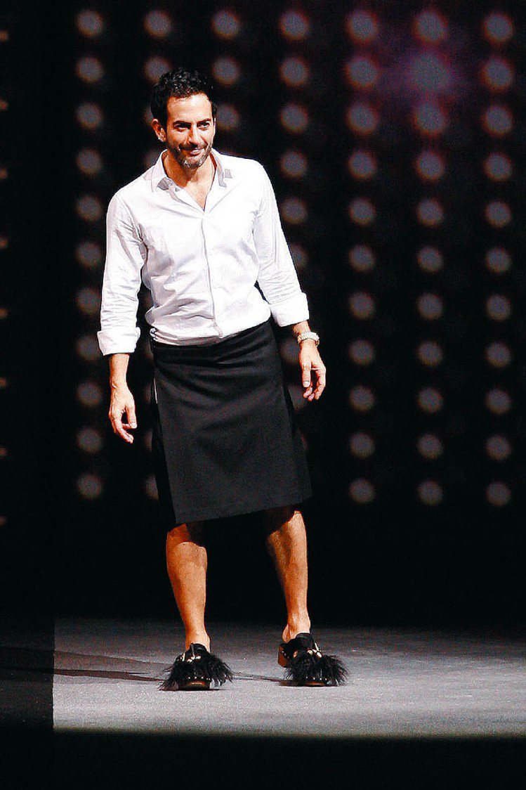 LV與Marc Jacobs的這趟旅程長達16年，Marc一手將LV推上精品龍頭的寶座，除發揚品牌原有的旅行概念外，也讓LV開啟與藝術家合作，他本人也一直是時裝秀一大看點。圖為Marc Jacobs穿裙子謝幕。圖／路透
